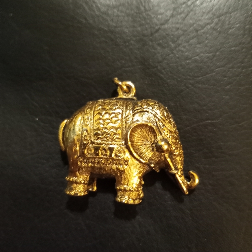 Gold colored vintage elephant pendant for necklace